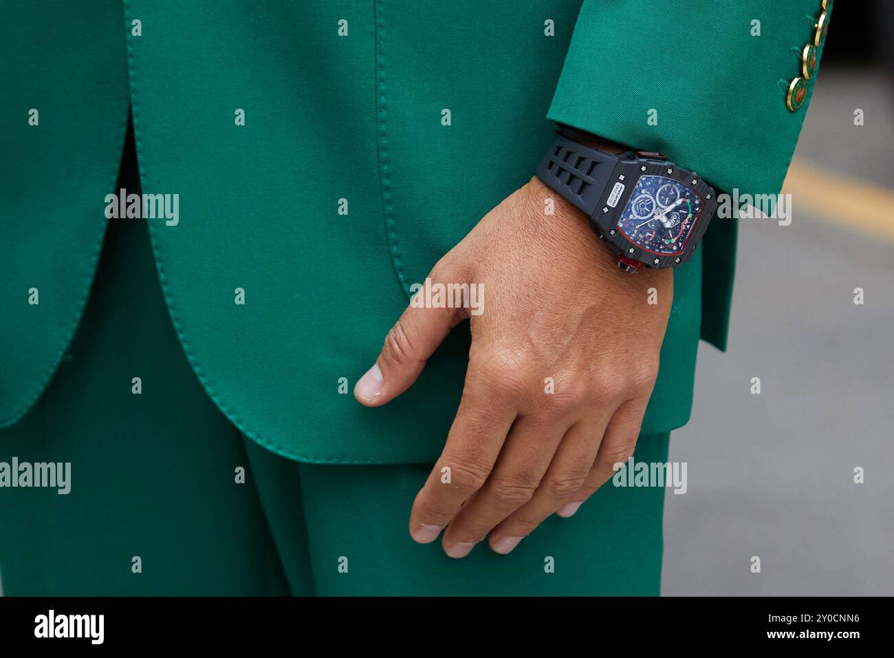 MAILAND, ITALIEN - 15. JUNI 2024: Mann mit Richard Mille McLaren sieht RM 50-03 vor der Modeschau Dolce und Gabbana, Mailand Fashion Week Street Style Stockfoto