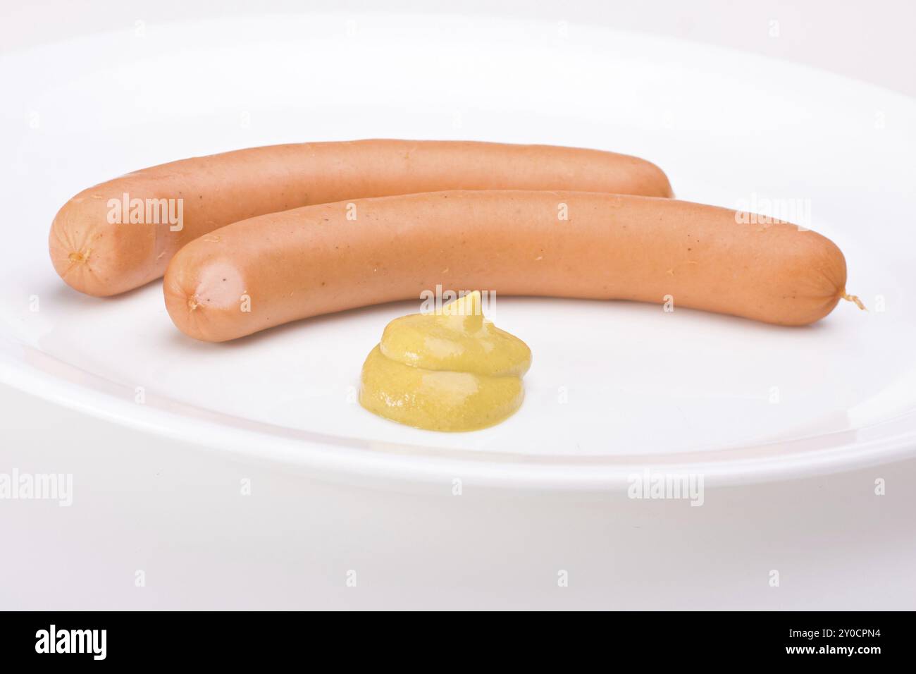 Ein Paar Wiener auf einem weißen Teller Stockfoto