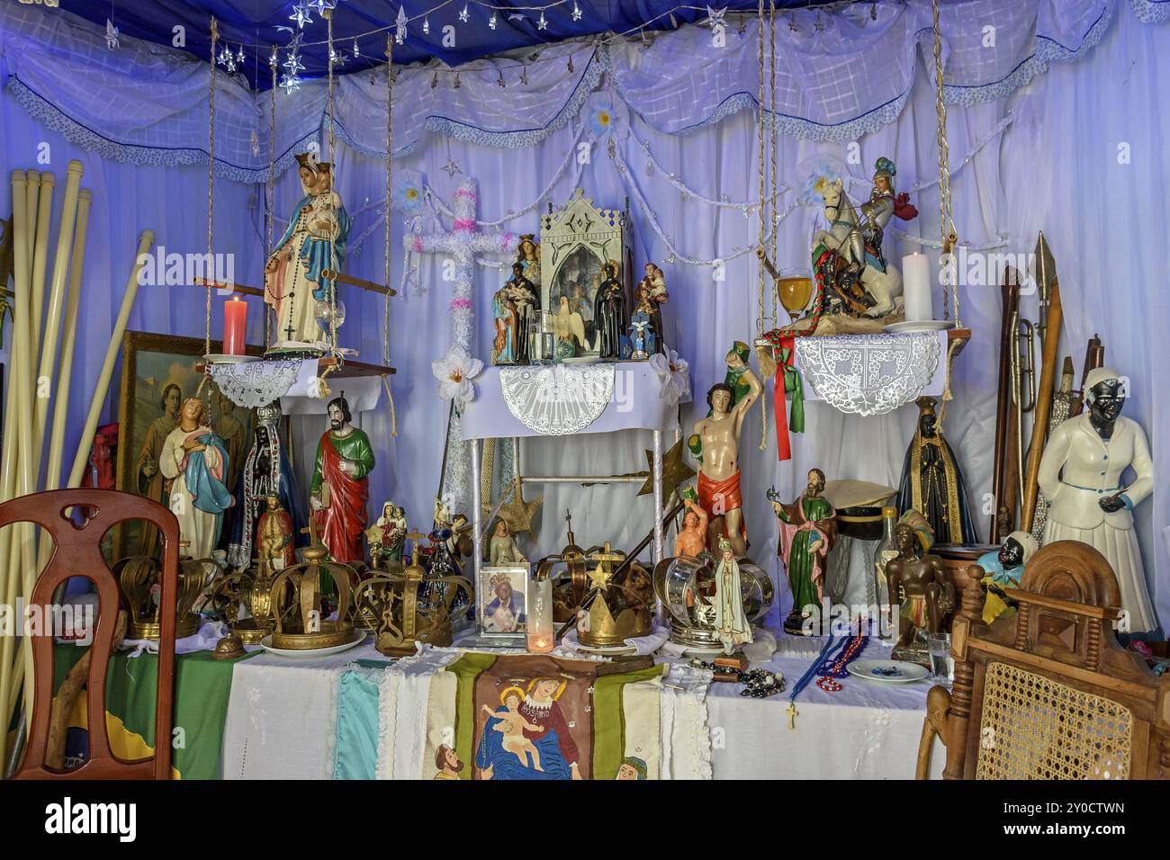 Brasilianischer religiöser Altar, der Elemente von Umbanda, Kerzen und katholizismus im Synkretismus der lokalen Kultur und Religion vermischt Stockfoto