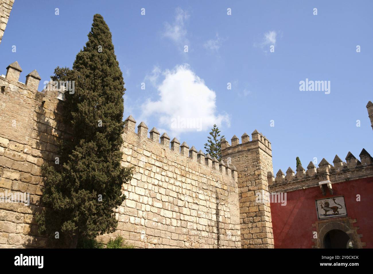 Reales Alcazares (Königliche Alcazars) von Sevilla. Details der äußeren Verteidigungsmauern Stockfoto