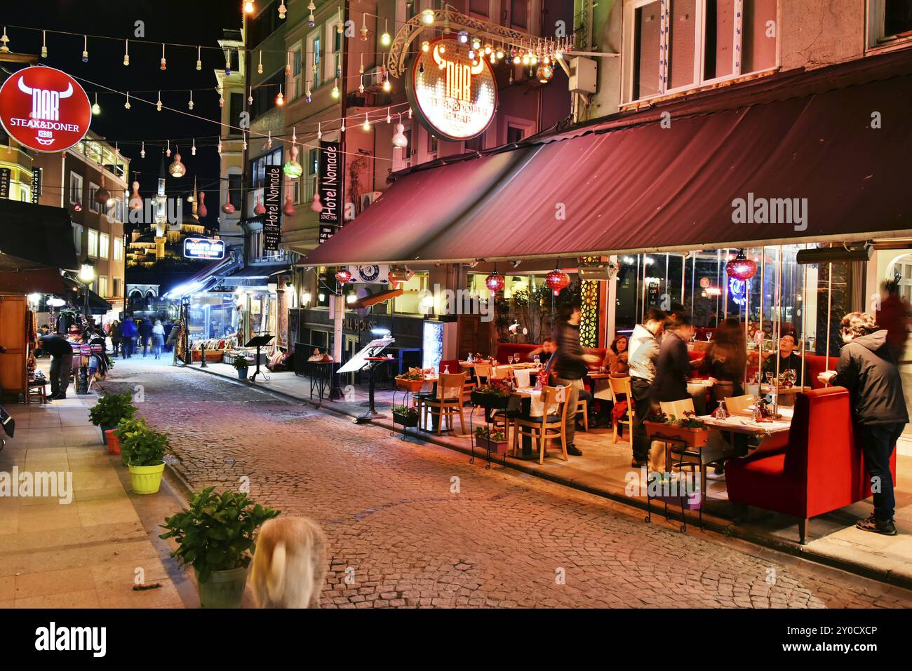 ISTANBUL, TÜRKEI, 24. April 2017: Restaurants sind eine großartige touristische Attraktion und ein wichtiger Teil des Nachtlebens in der Nachbarschaft von Sultan Ahmed Mo Stockfoto
