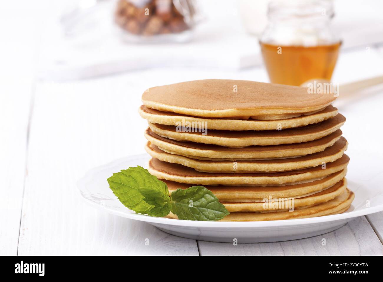 Amerikanische Pfannkuchen mit Früchten und Ahornsirup weiß Holz- hintergrund Family Mit Frühstück Snack stack serviert. Stockfoto