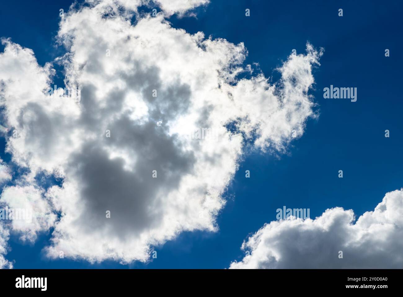 Von Sonnenlicht beleuchtet blauer Himmel mit Wolken und Sonne, schöner Himmel bei sonnigem hellem Wetter, helles Sonnenlicht scheint durch die Wolken Stockfoto Von Sonnenlicht beleuchtet blauer Himmel mit Wolken und Sonne, schöner Himmel bei sonnigem hellem Wetter, helles Sonnenlicht scheint durch die Wolken Stockfoto
