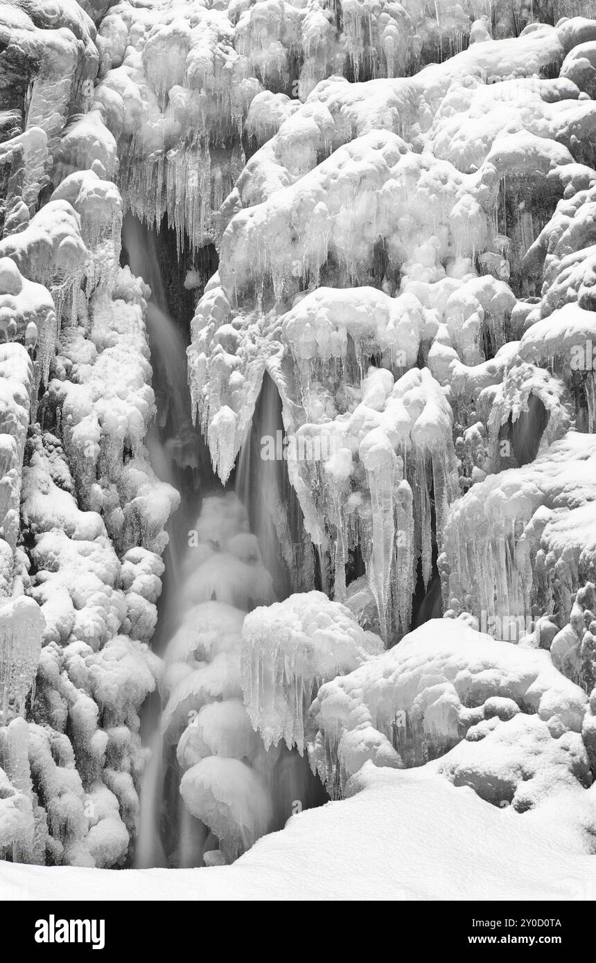 Eiszapfen auf einem gefrorenen Wasserfall im Atndalen-Tal, Hedmark Fylke, Norwegen, November 2011, Europa Stockfoto