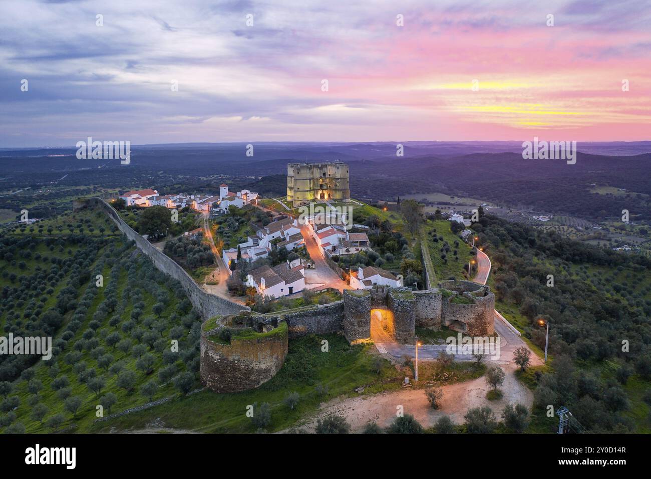 Evoramonte Drohne aus der Vogelperspektive auf Dorf und Schloss bei Sonnenuntergang in Alentejo, Portugal, Europa Stockfoto