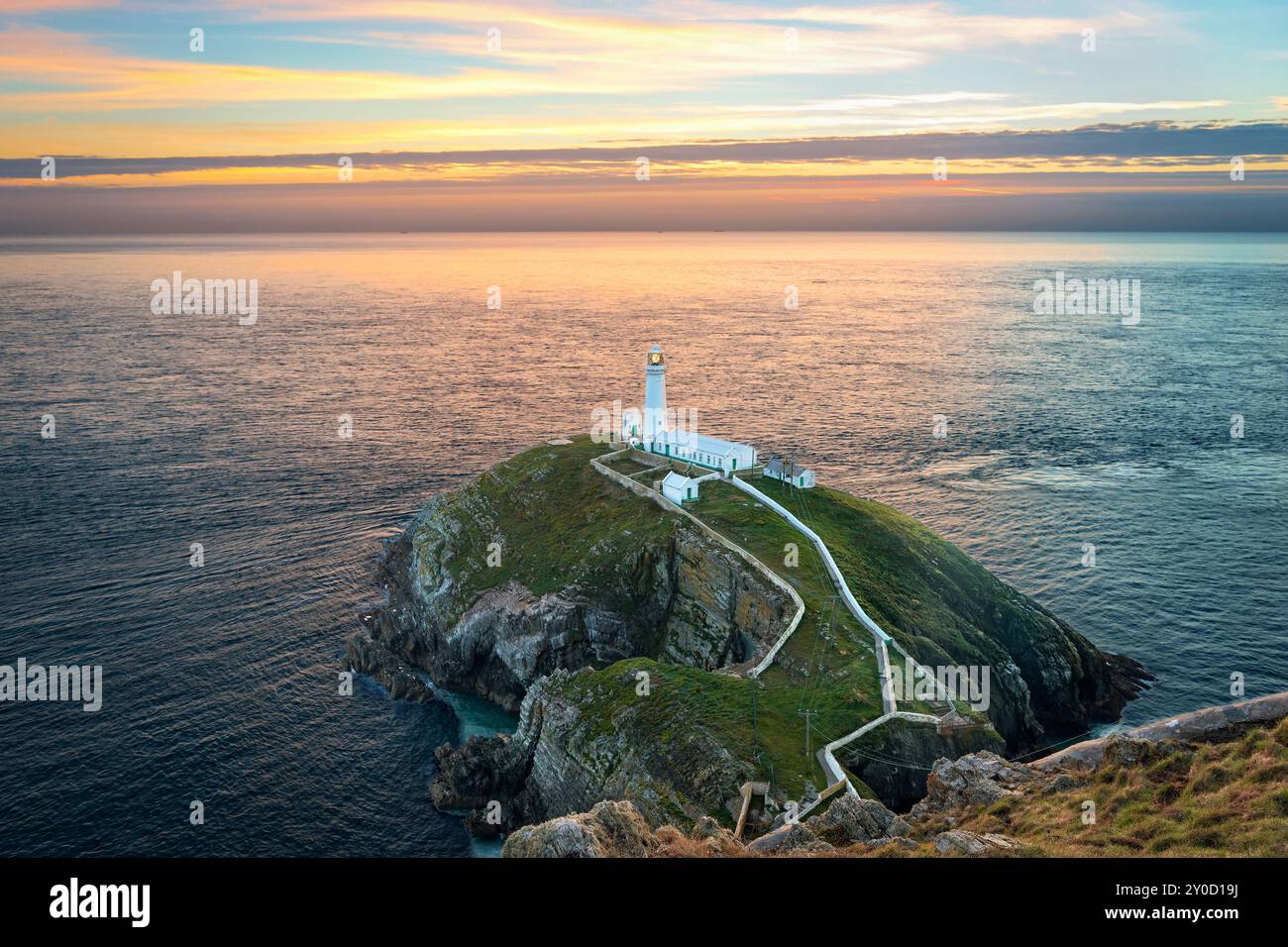 South Stack Leuchtturm auf Holy Island in Wales bei Sonnenuntergang Stockfoto