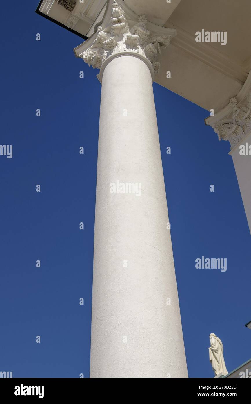 Weiße Säule mit reich verzierter Hauptstadt und einer Skulptur im Hintergrund vor blauem Himmel, Helsinki, Finnland, Europa Stockfoto