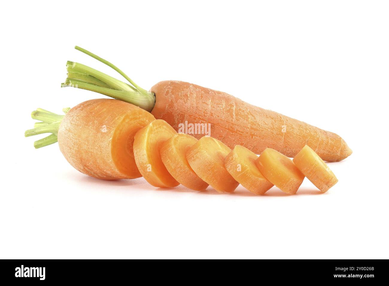 Ganze Karotten und geschnittene Stücke, alle mit einer leuchtend orangen Farbe, isoliert auf weißem Hintergrund Stockfoto