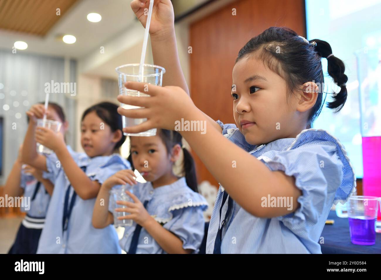 QINGDAO, CHINA - 2. SEPTEMBER 2024 - Kinder erleben das „magische Wasser“-Wissenschaftsexperiment während der „ersten Klasse“ im Baocheng Kindergarten in Qin Stockfoto