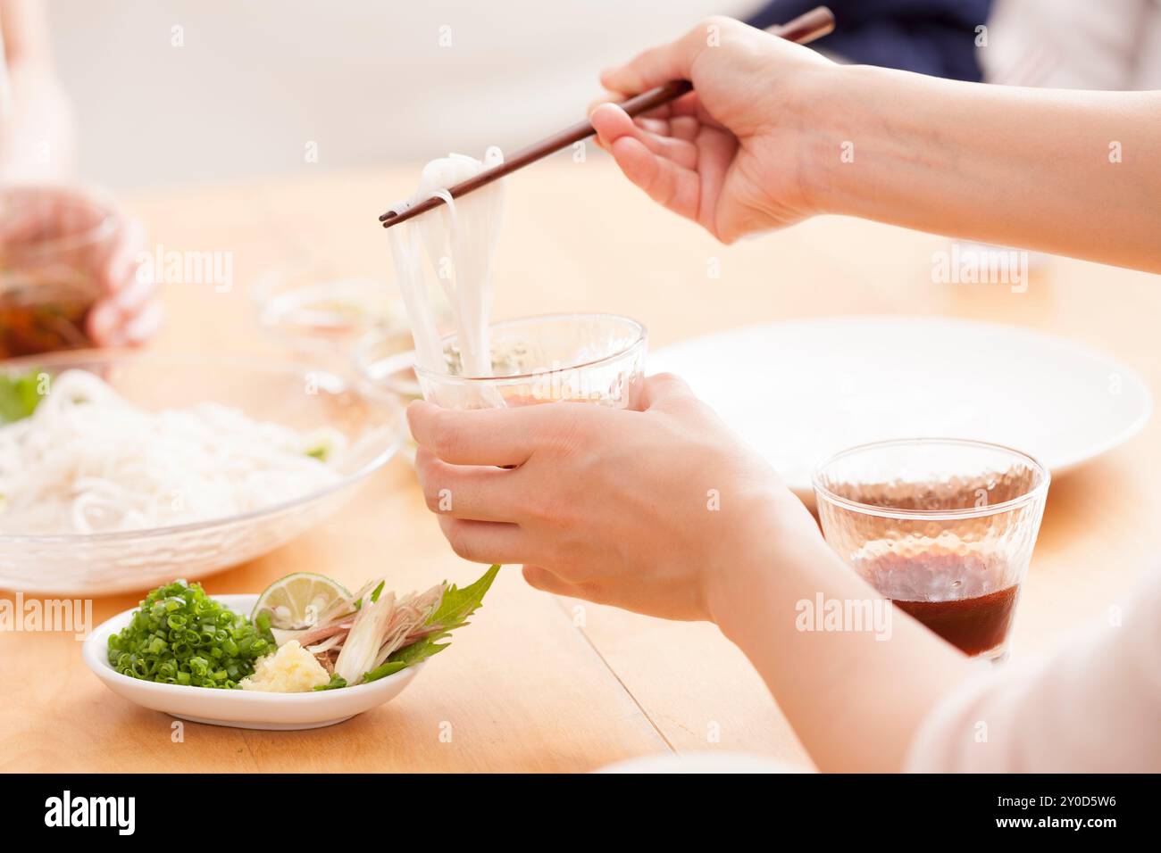 Nudeln mit Freunden essen Stockfoto