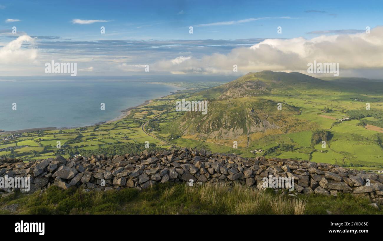 Walisische Landschaft auf der Halbinsel Llyn, Blick von Tre'r Ceiri in Richtung Trefor, Gwynedd, Wales, Großbritannien Stockfoto