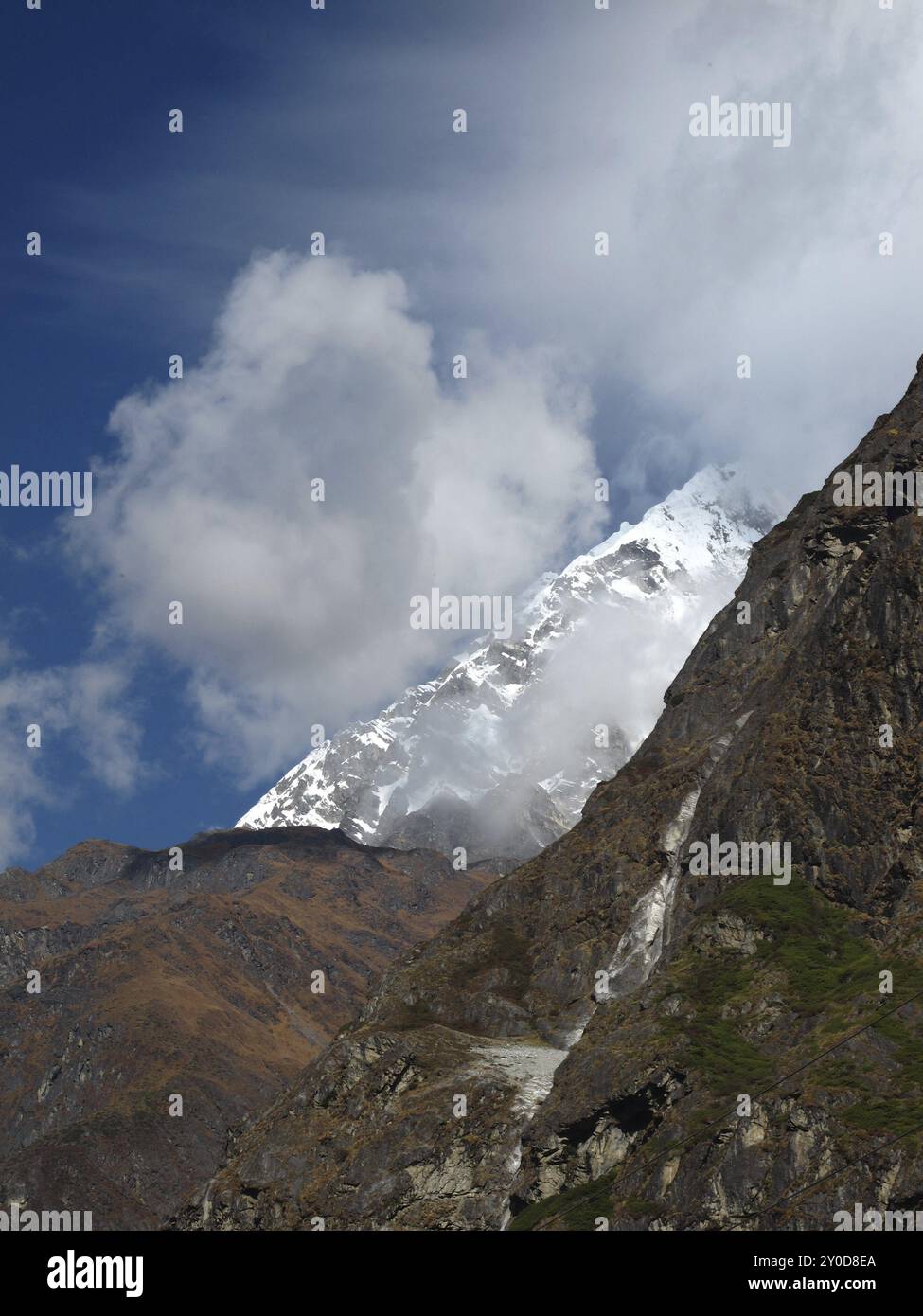 Wolken über einem Berg, Himalaya Stockfoto