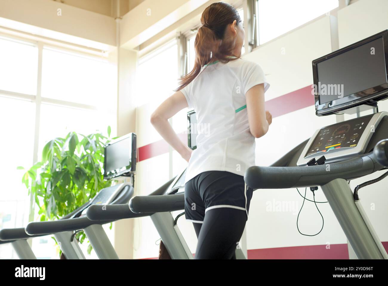 Eine Frau auf einem Laufband Stockfoto