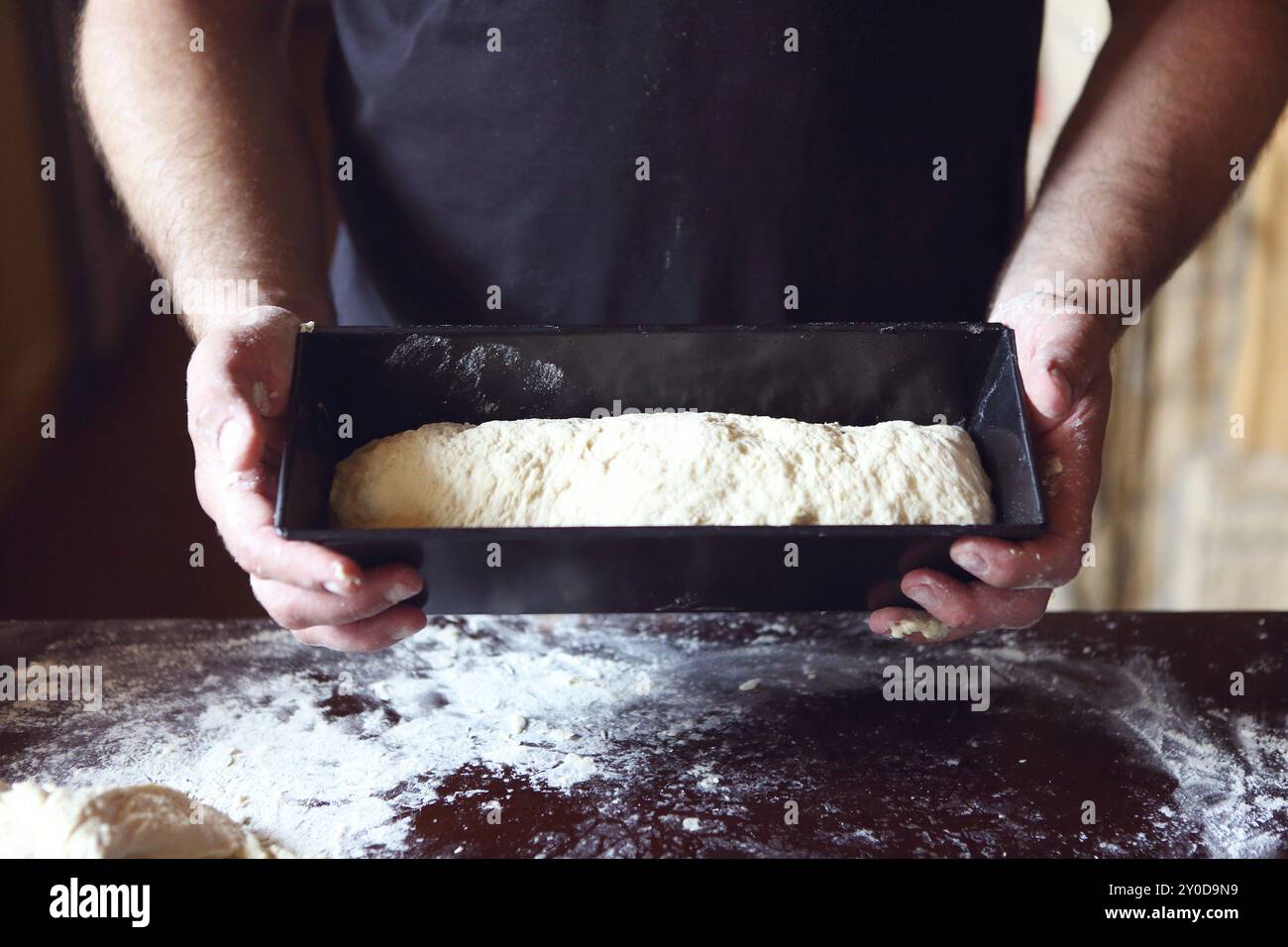 Männliche Hände Form mit frischem Teig auf die Küche. Nahaufnahme Stockfoto