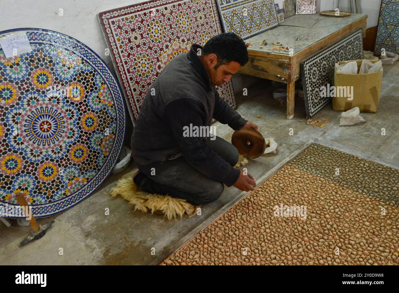 Eine Produktionsvorführung in einem Keramikladen in der Vorstadt Fès Stockfoto