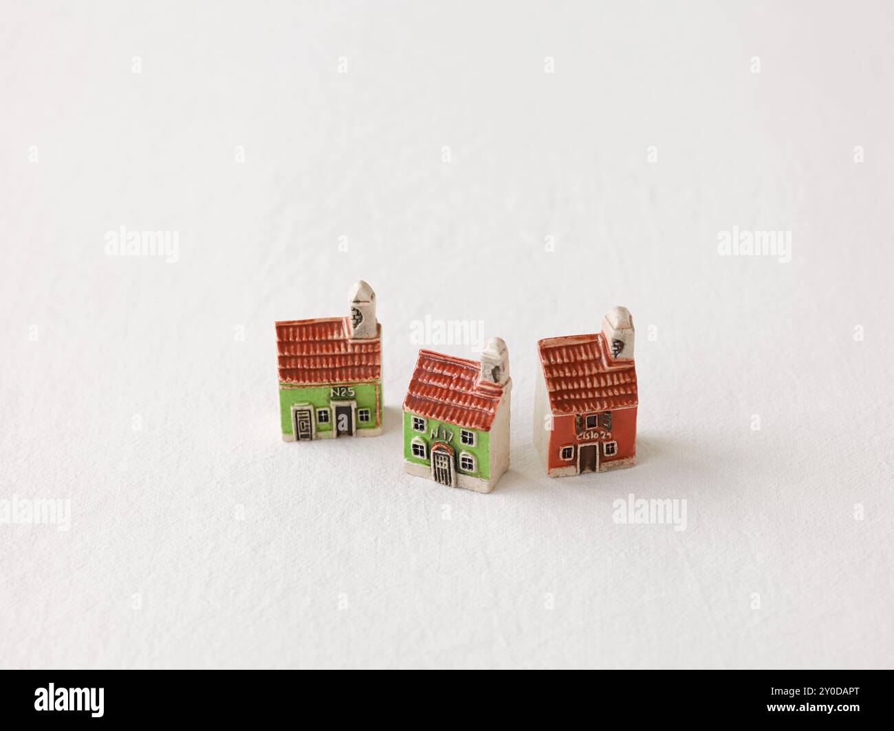 Ein Spielzeughaus und ein weißes Tuch Stockfoto