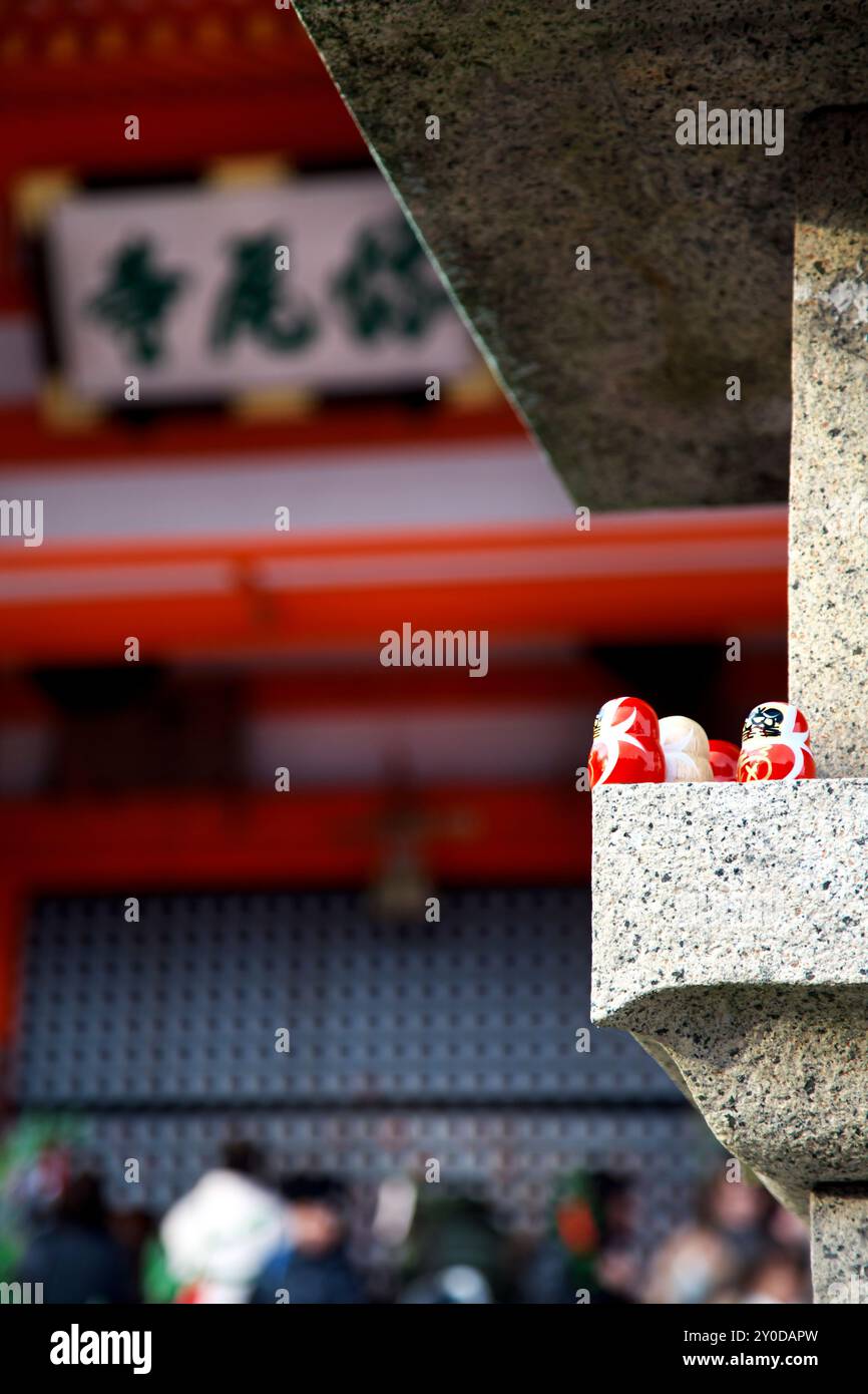 Ein Nachtlicht des Katsuoji-Tempels und seiner Kachidharuma und des Haupttempels Stockfoto