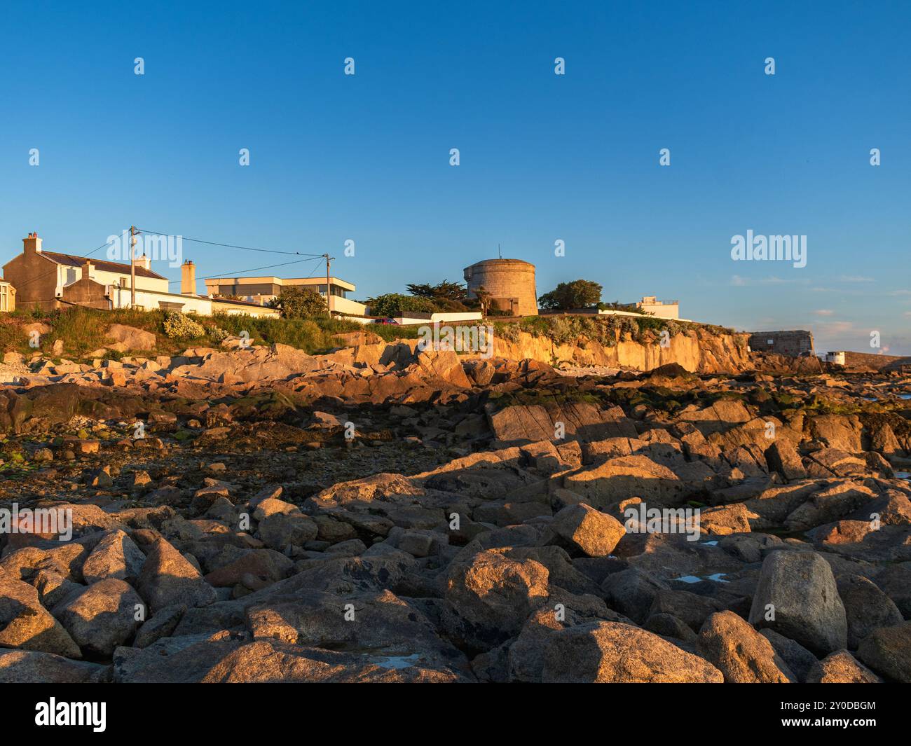 Goldenes Leuchten am Morgen auf dem James Joyce Tower und Sandycove Point Stockfoto