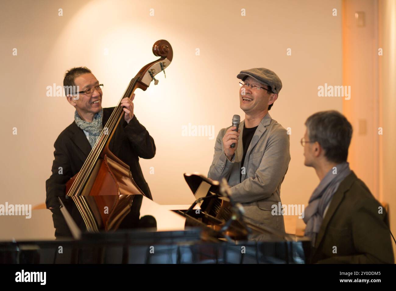 Ein älterer Mann, der ein Instrument spielt Stockfoto