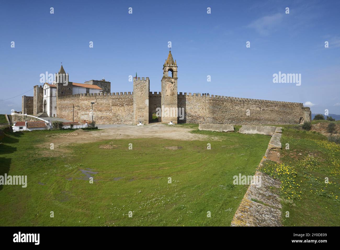 Eingang zur Schlossfassade von Mourao mit Turm in Alentejo, Portugal, Europa Stockfoto