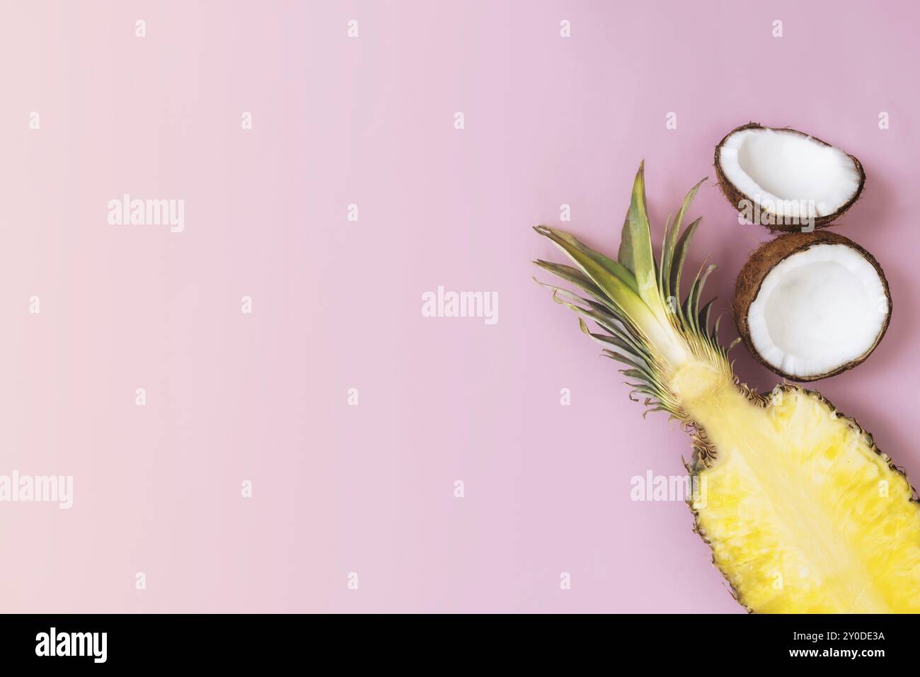 Flach mit geschnittenen Hälften frischer Ananas, Kokosnuss auf pastellrosa Hintergrund. Zutat für Pina Colada. Exotische Früchte. Stockfoto