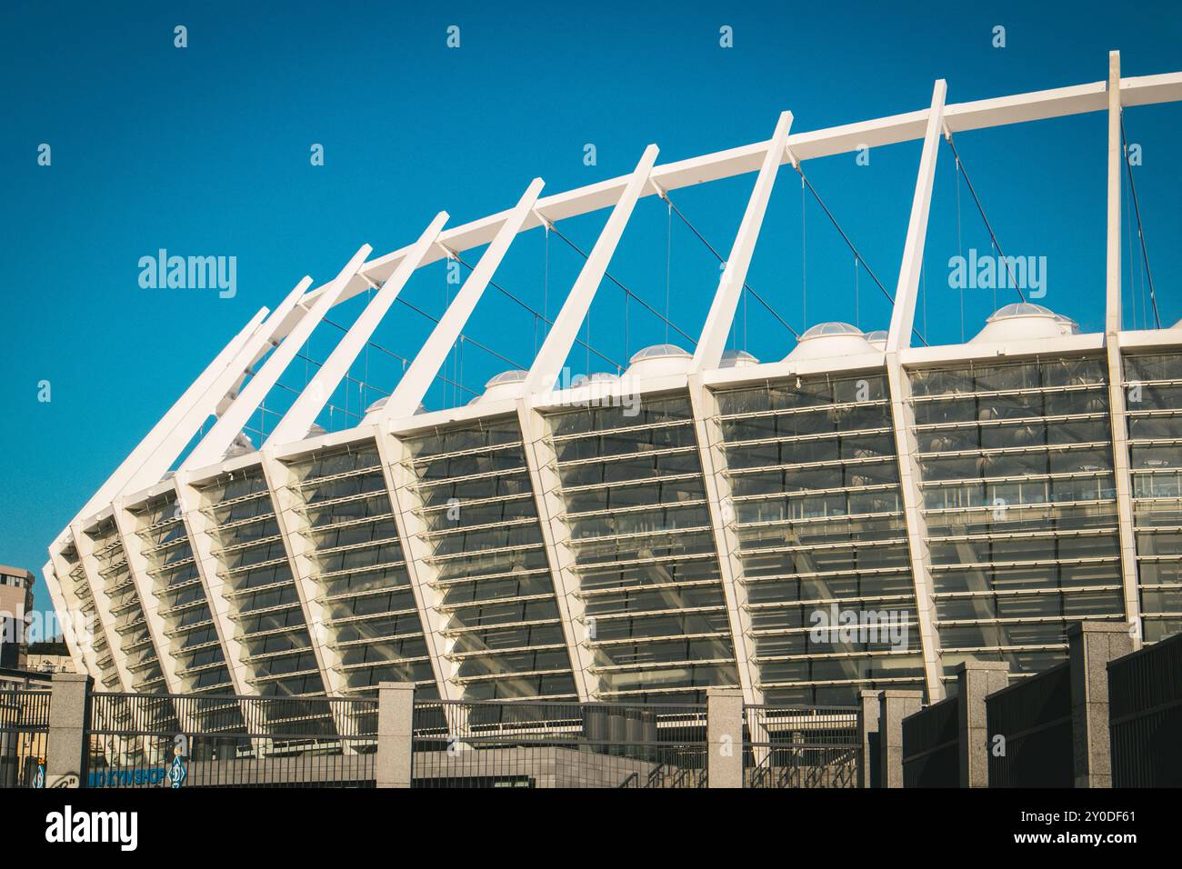 Kiew, Ukraine. 1. August 2024 Außenansicht des Fußballstadions Olimpiysky in der ukrainischen Hauptstadt. Ein modernes weißes Gebäude vor dem blauen Himmel. Stockfoto