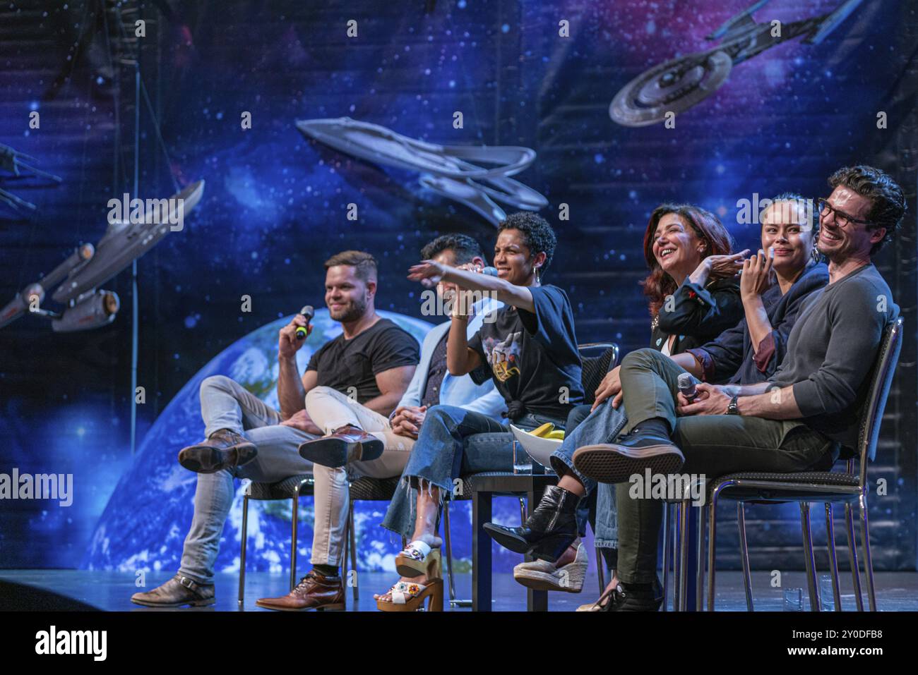 Bonn, 8. Juni 2019: Wes Chatham, CAS Anvar, Dominique Tipper, Shohreh Aghdashloo, Frankie Adams und Steven Strait auf der FedCon 28, Europa Stockfoto