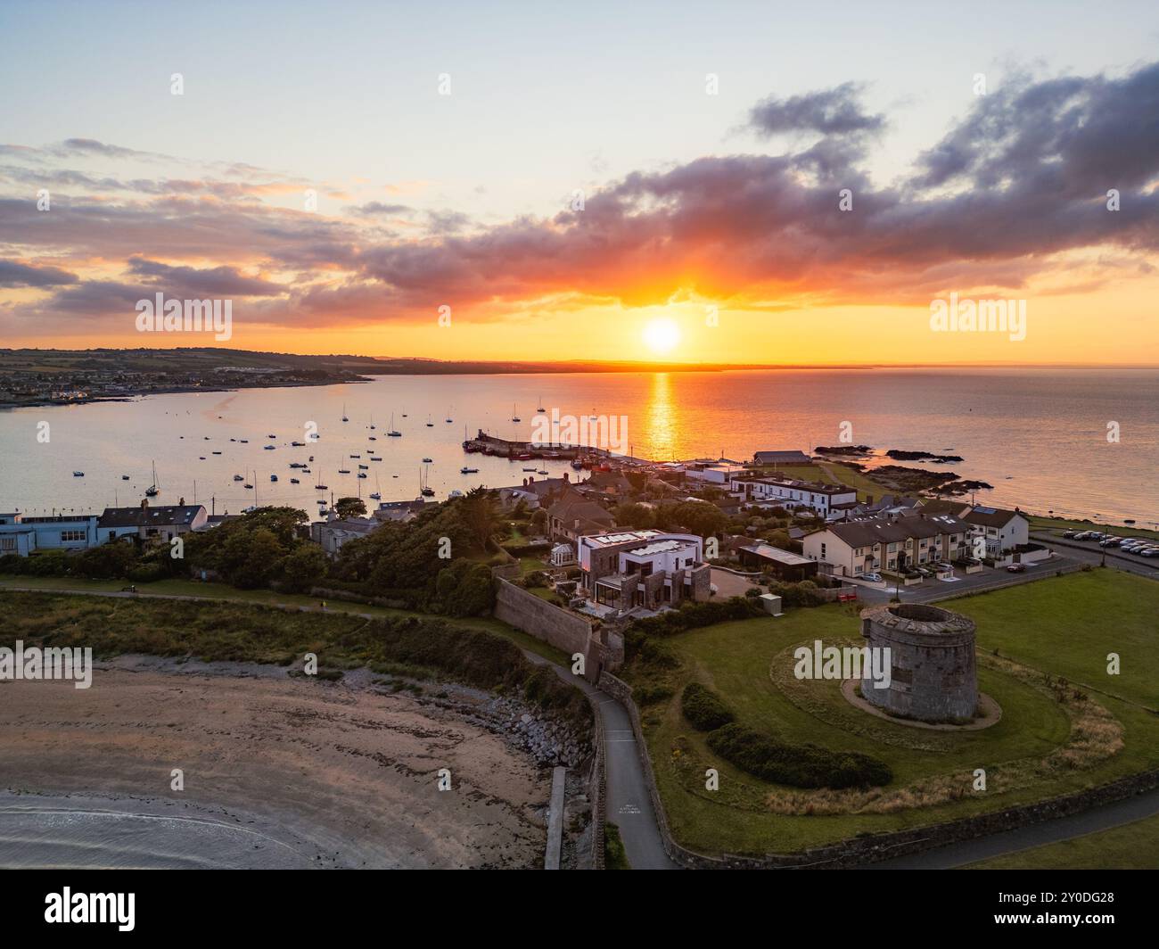 Sonnenuntergang über Skerries Harbour, South Strand und Martello Tower Stockfoto