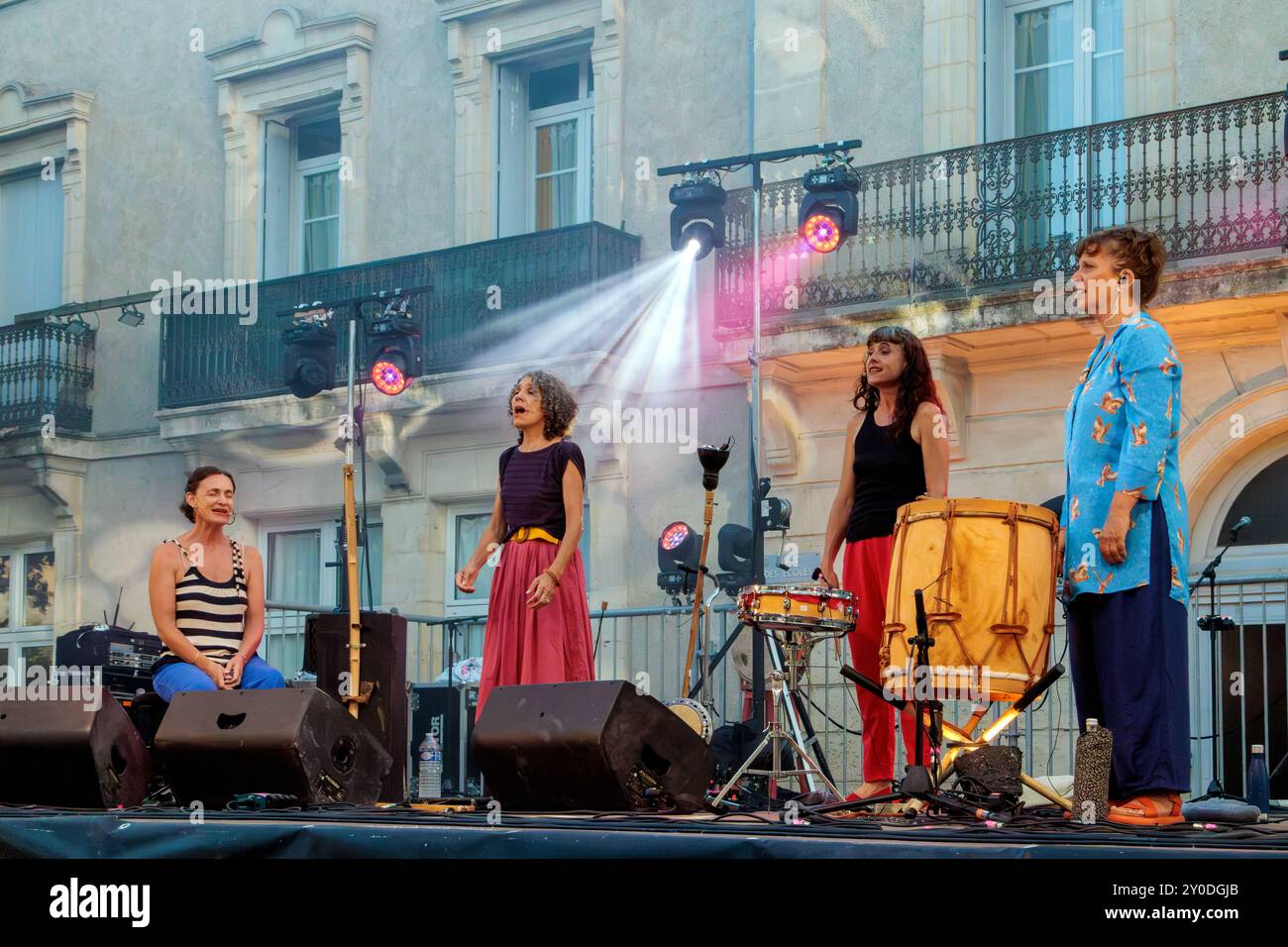 La Mal Coiffee im Konzert für das Einladungsfestival in Lespignan. Occitanie, Frankreich Stockfoto