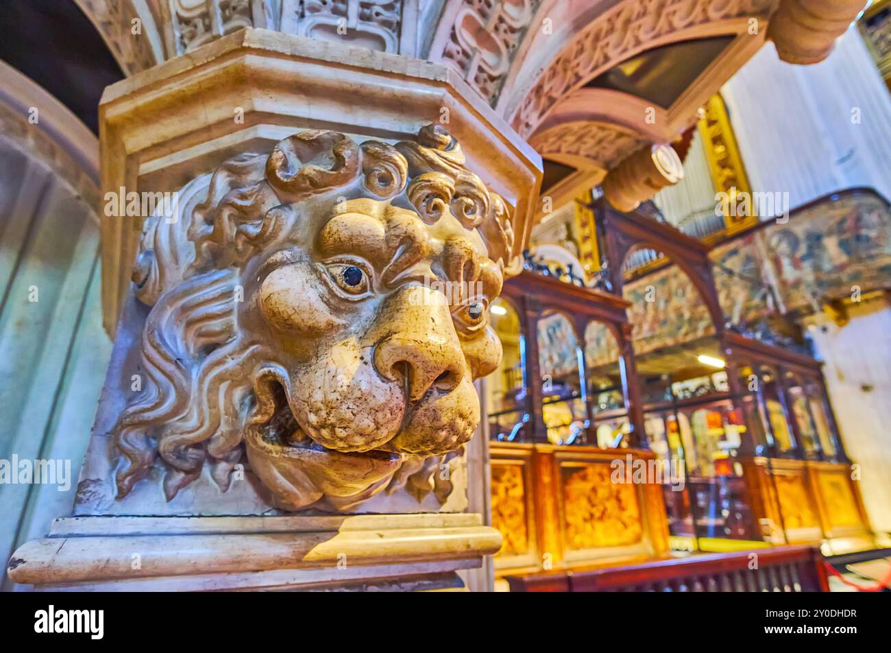 BERGAMO, ITALIEN - 7. APRIL 2022: Die Skulptur des Löwen auf der Basis der Kanzel in der Basilika Santa Maria Maggiore, Bergamo Alta, Italien Stockfoto