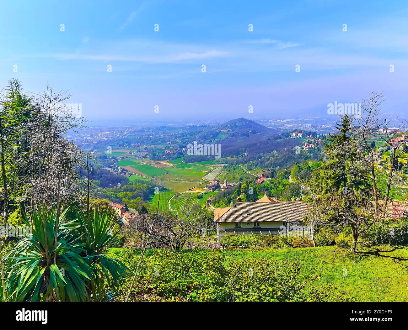 Die üppig grünen Gärten am Hang des Berges San Vigil vor der malerischen Landschaft mit dem Monte Gussa, direkt neben Bergamo, Italien Stockfoto