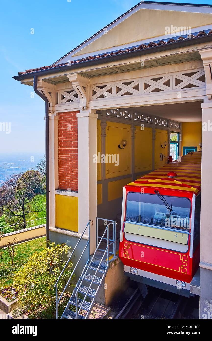 Der rote Oldtimer der Seilbahn Bergamo-San Vigilio auf der Bergstation auf dem Hügel San Vigilio in Bergamo, Italien Stockfoto