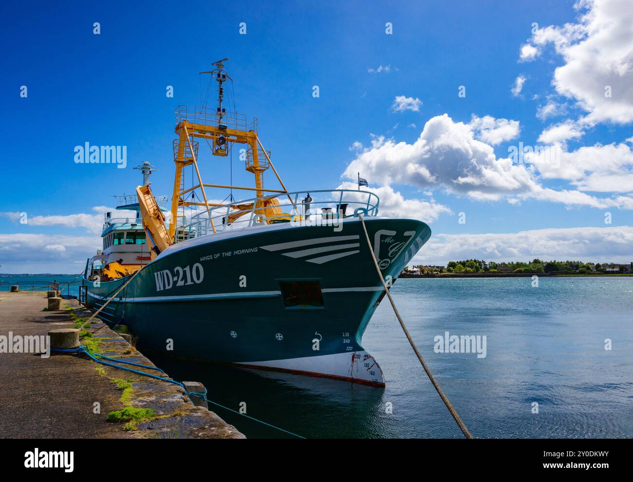 Die „Wings of the Morning“, ein 45 Meter langes Fischerboot, das im Carlingford Harbour, der Hauptstadt der Cooley Peninsula im County Louth, Irland, vor Anker liegt. Stockfoto