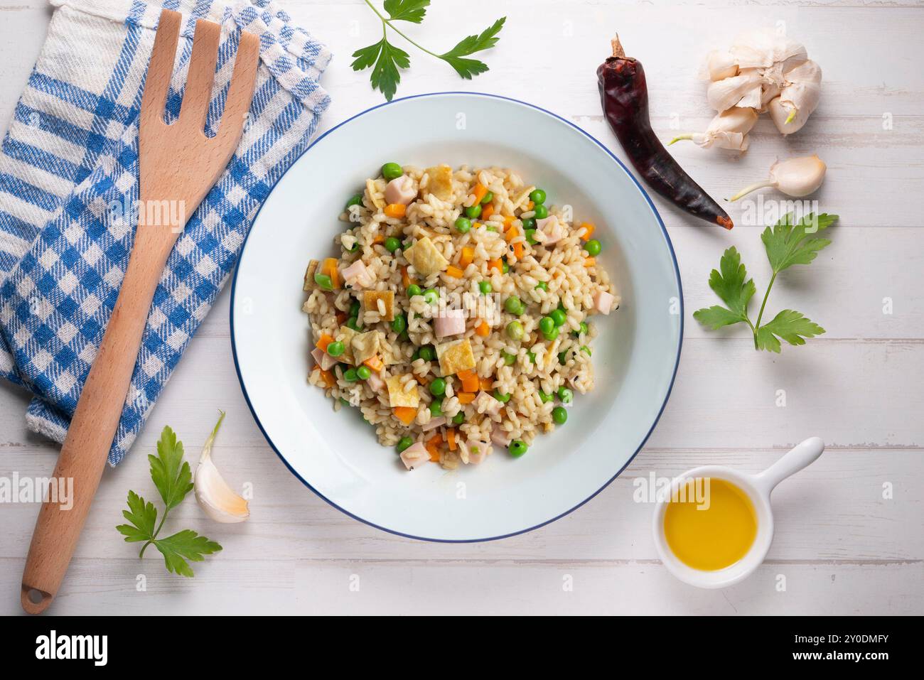 Brauner Reis mit Gemüse und putenwürfeln. Tabelle mit Draufsicht. Stockfoto