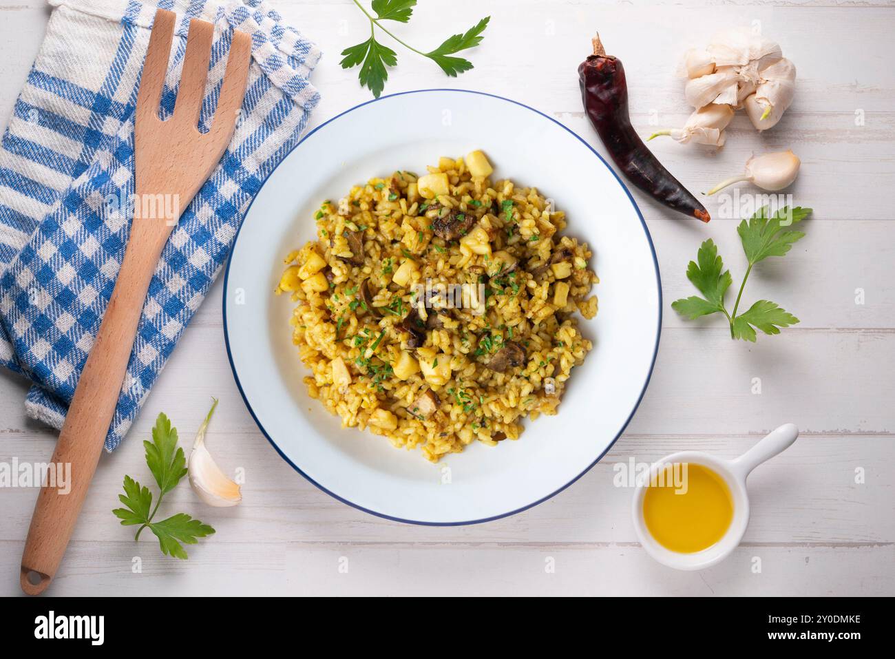 Arroz ein Banda. Reispaella mit Tintenfisch. Tisch mit Panoramablick und weihnachtsdekoration. Stockfoto