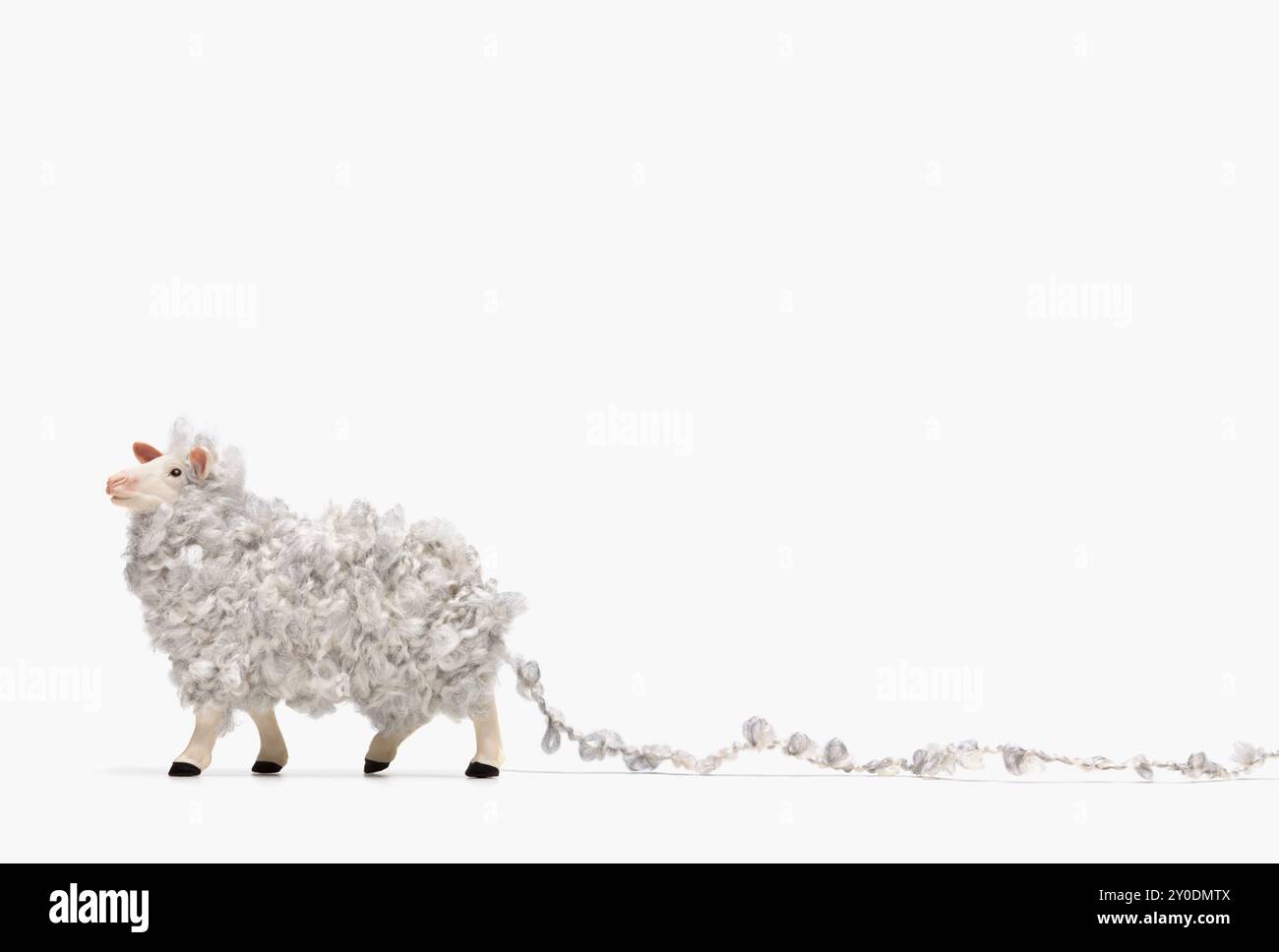 Eine Figur eines Schafes, das aus Schafwolle flauschig gemacht wurde Stockfoto