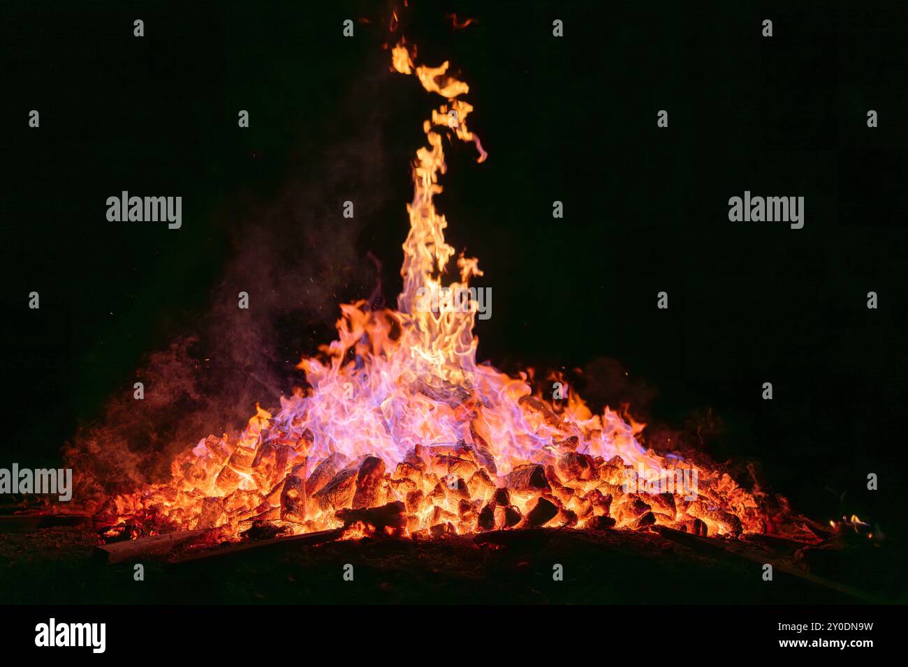 Die Nacht der alten Lagerfeuer. Die Textur eines natürlichen Feuers. Großes Lagerfeuer im Sommer. Mittsommer Lagerfeuer. Stockfoto