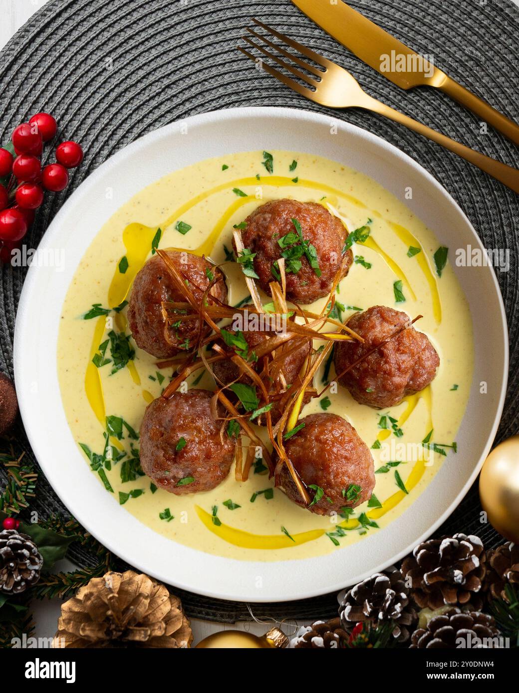 Frittierte Fleischbällchen mit Currysauce. Tisch mit Panoramablick und weihnachtsdekoration. Stockfoto