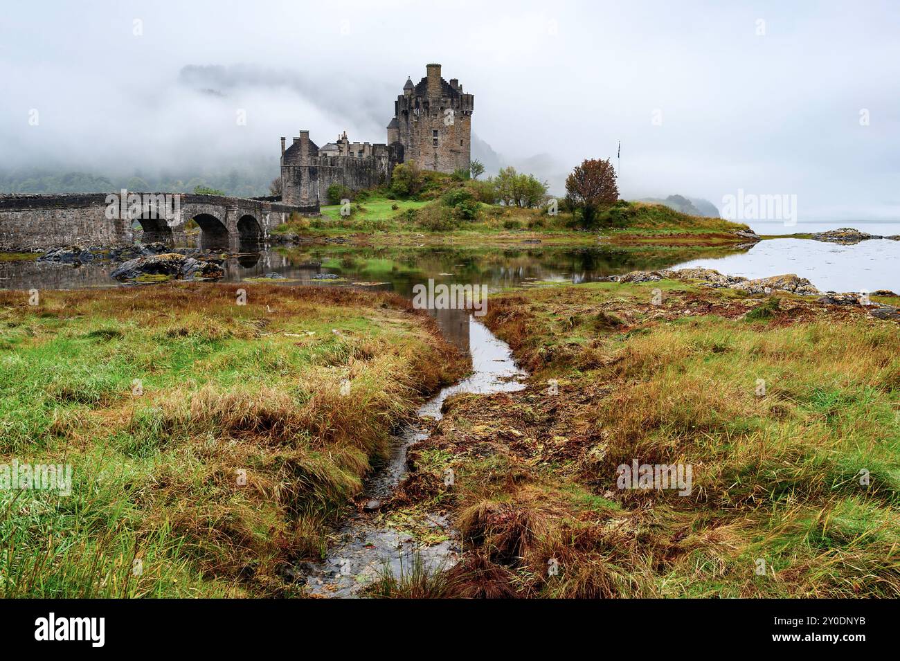 Ein schöner, nebeliger schottischer Morgen im Schloss Eilean Donan in Schottland. Stockfoto