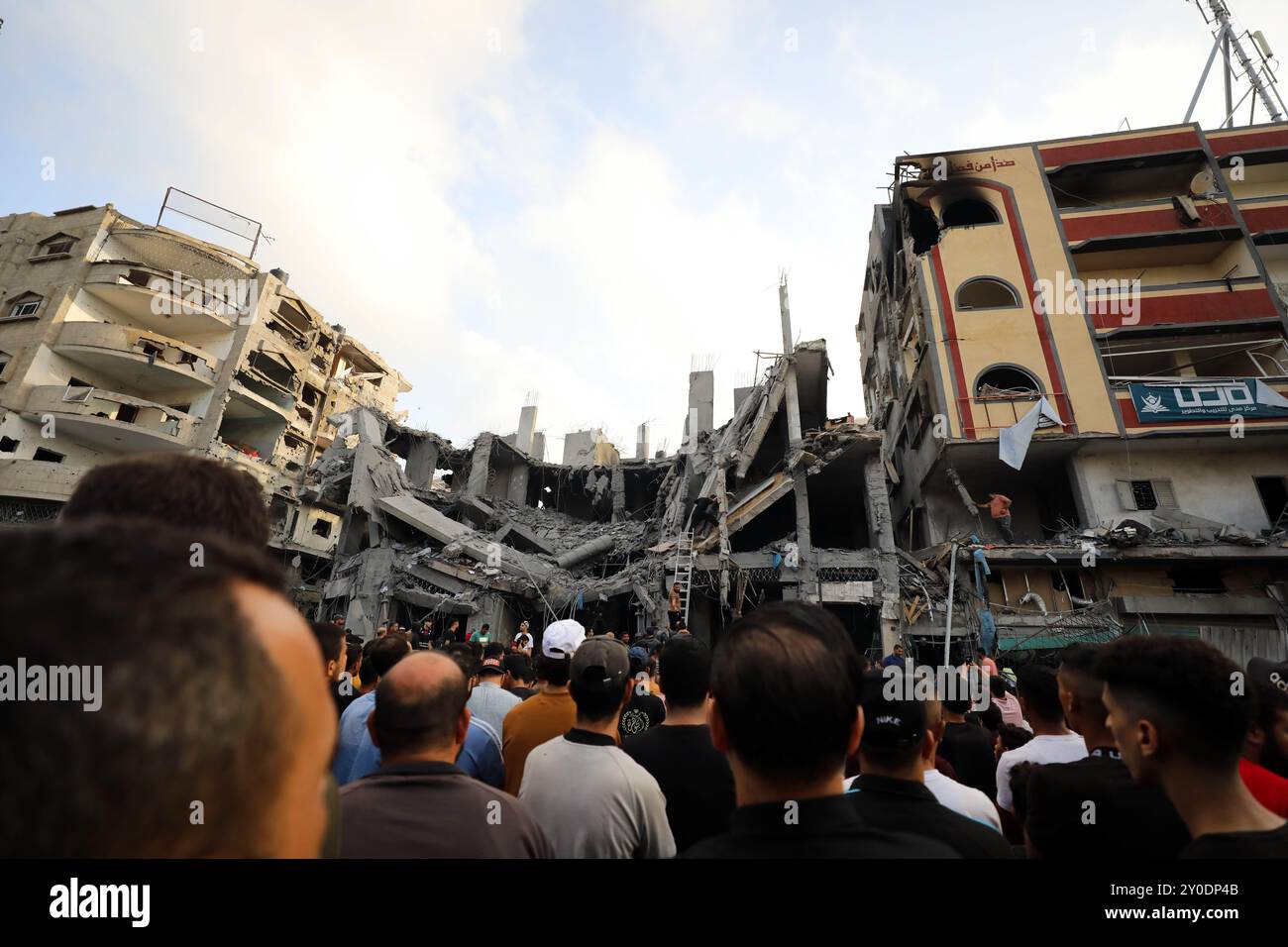 Gaza, Palästina. 22. Oktober 2023. Umfangreiche Zerstörungen im Flüchtlingslager Nuseirat im zentralen Gazastreifen nach dem Bombardement israelischer Raketen auf den Markt im Lager am Sonntag. Dutzende Tote und Verwundete wurden nach dem Bombardement gemeldet, das Teil einer großen israelischen Militäroperation im Gazastreifen ist Stockfoto