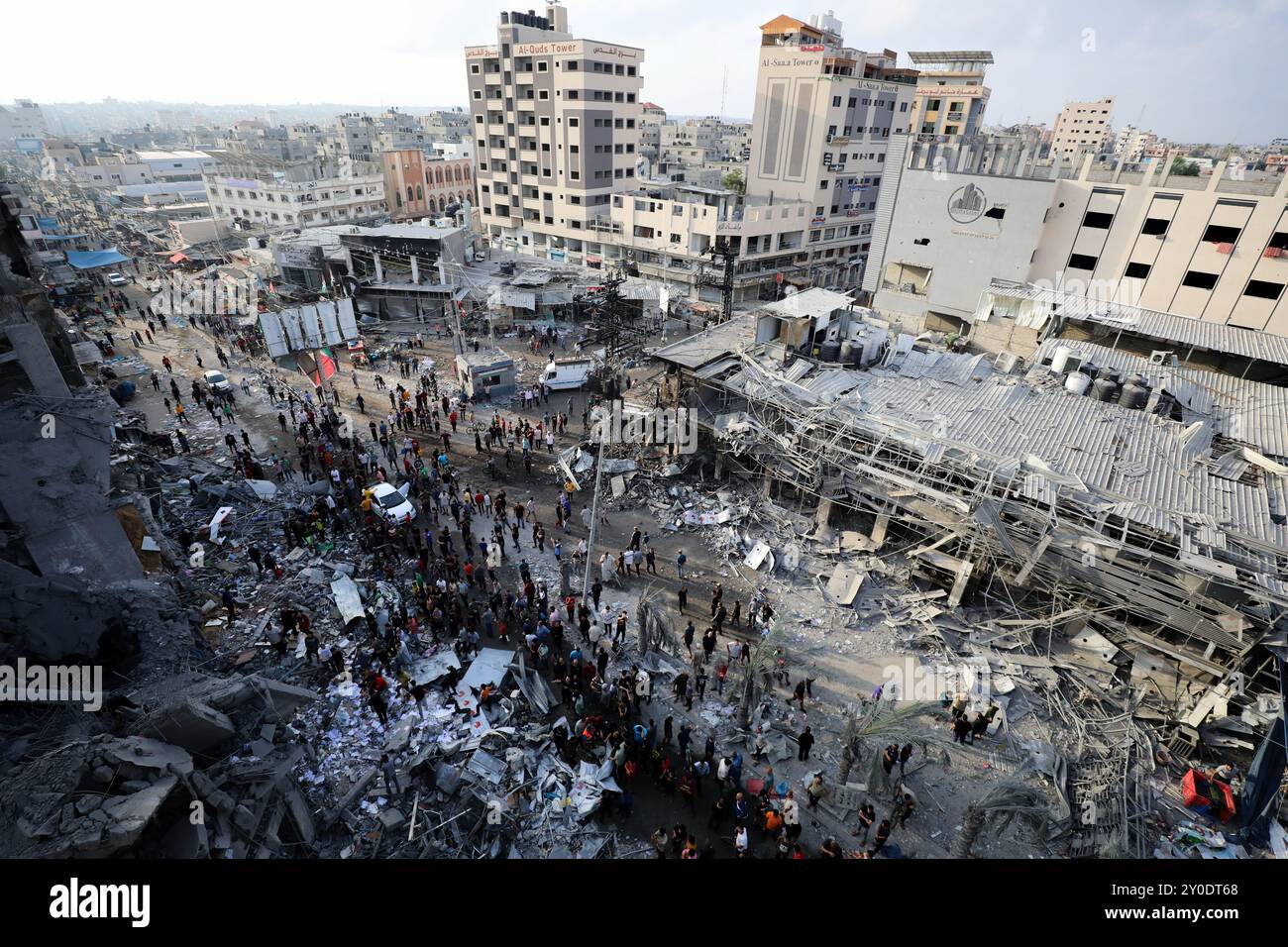 Gaza, Palästina. 22. Oktober 2023. Umfangreiche Zerstörungen im Flüchtlingslager Nuseirat im zentralen Gazastreifen nach dem Bombardement israelischer Raketen auf den Markt im Lager am Sonntag. Dutzende Tote und Verwundete wurden nach dem Bombardement gemeldet, das Teil einer großen israelischen Militäroperation im Gazastreifen ist Stockfoto