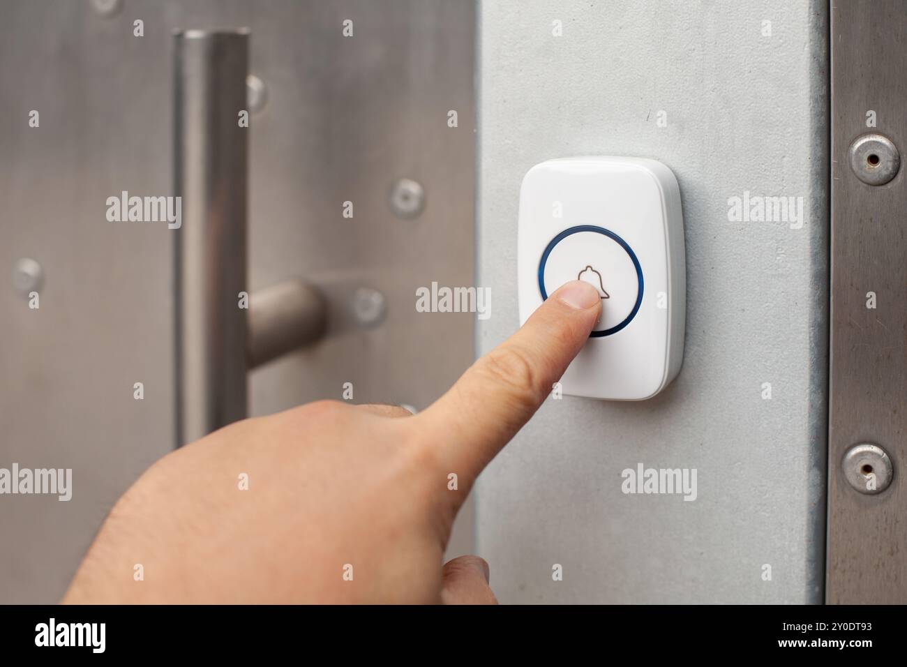 Moderne Tür mit kabelloser Türklingel und Metallgriff Stockfoto