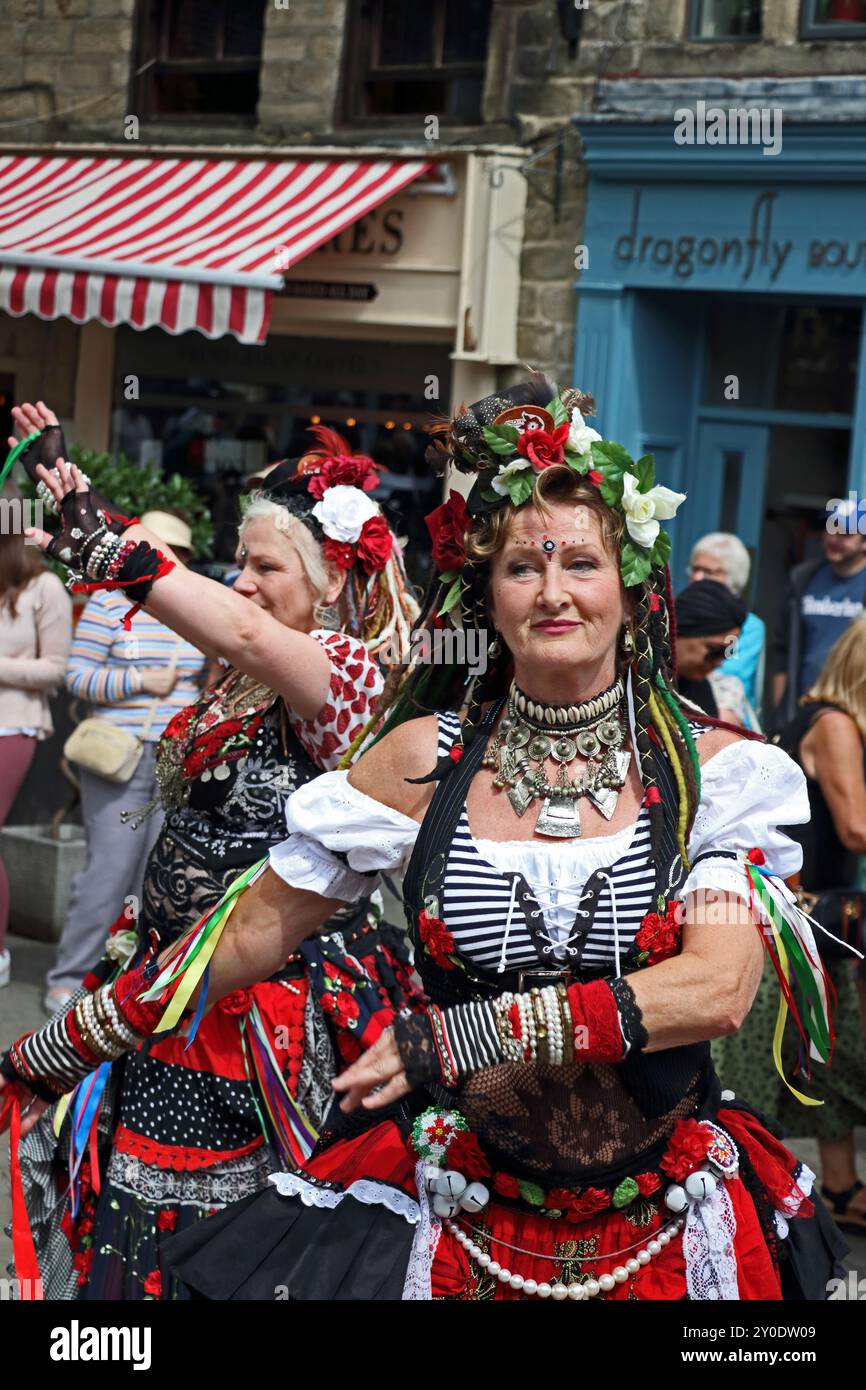 Tänzer aus 400 Roses tanzen in der Hebdenbrücke Stockfoto