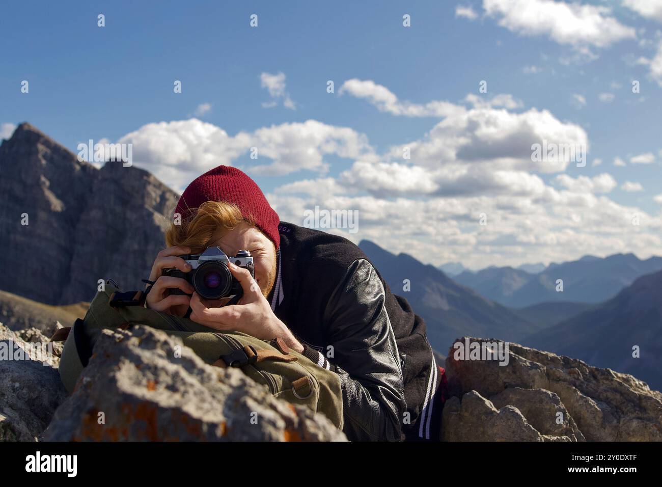 Ein junger Fotograf fängt die Schönheit der Berglandschaften ein Stockfoto