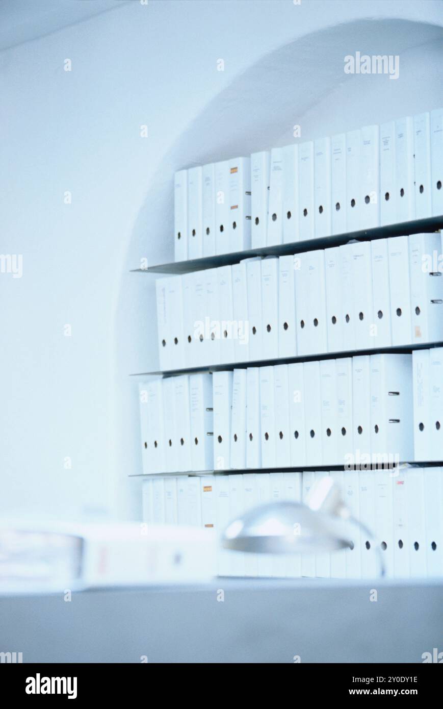 Die Akten stehen in den Regalen Stockfoto