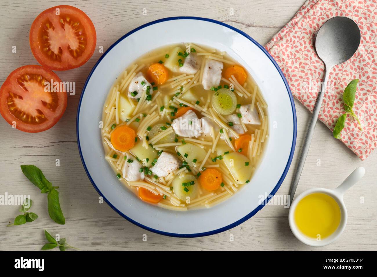 Fisch-, Nudel- und Gemüsesuppe. Tisch mit Panoramablick und Weihnachtsdekoration. Stockfoto