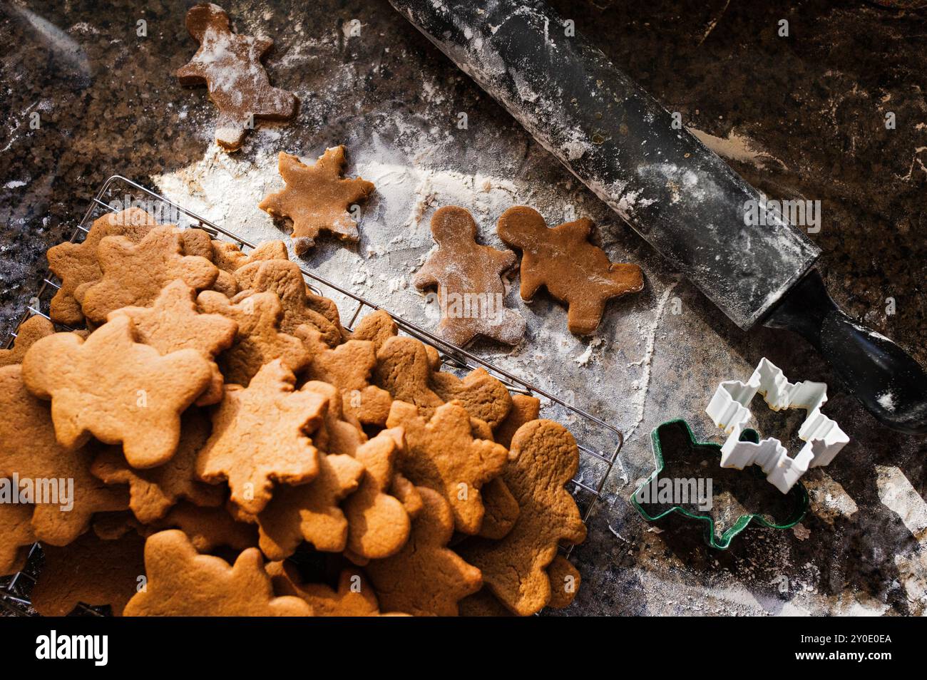 Frisch gebackene Lebkuchenkekse mit Nudelnadel und Schneidewerkzeug Stockfoto