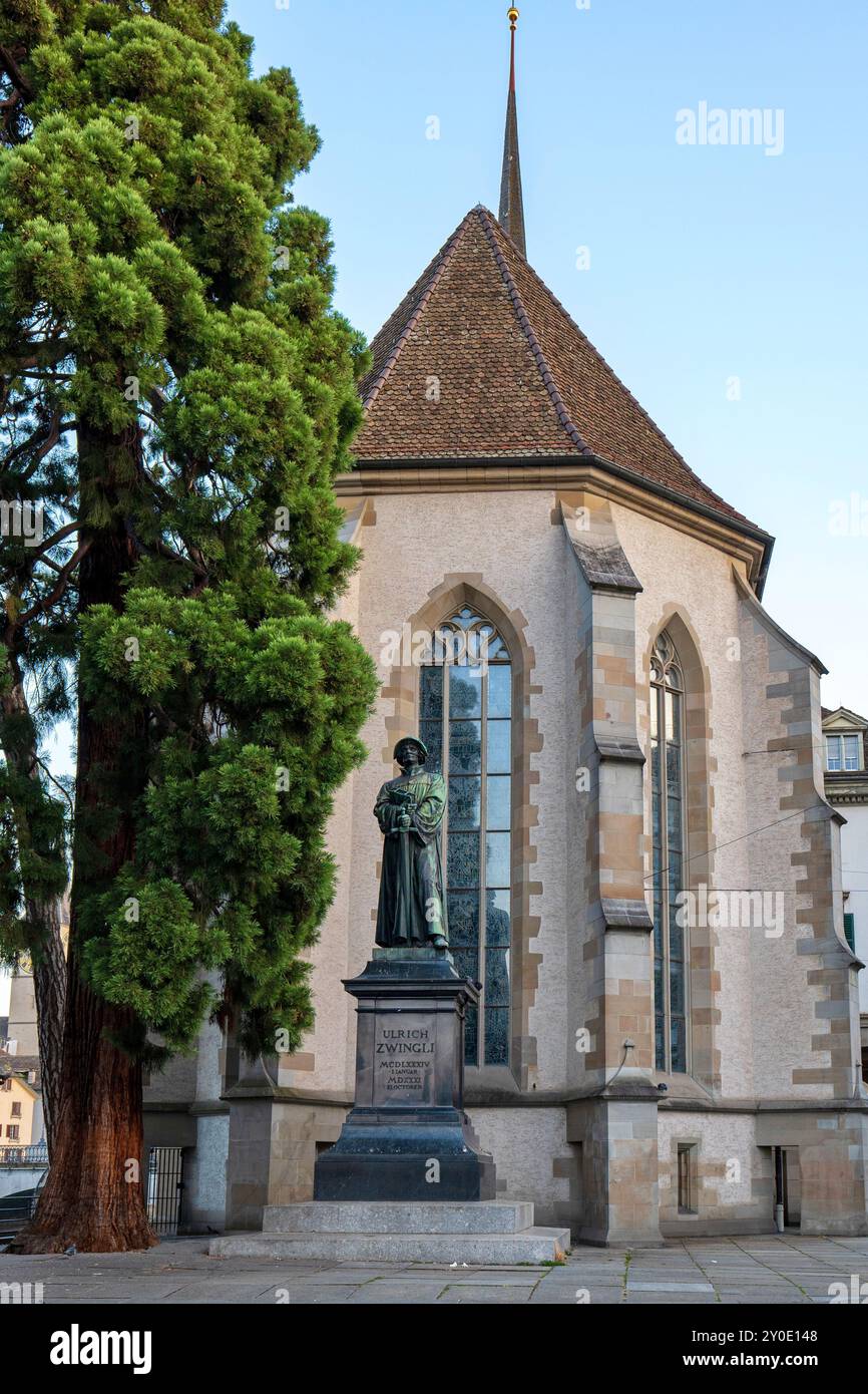 28-08-2024 Zürich, Schweiz. Große Bronzestatue des religiösen Reformators Ulrich Zwingli. Weitwinkelaufnahme, sonniger Sommertag, keine Leute. Stockfoto