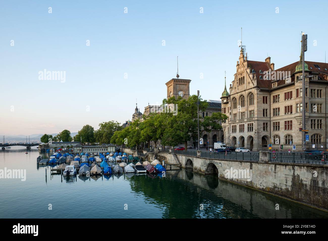 28-08-2024 Zürich, Schweiz. Zürich Stadthaus oder Rathaus und altes Tuchtturmgebäude. Sonniger Sommertag, kleine Boote legten an der Limmat an. Stockfoto