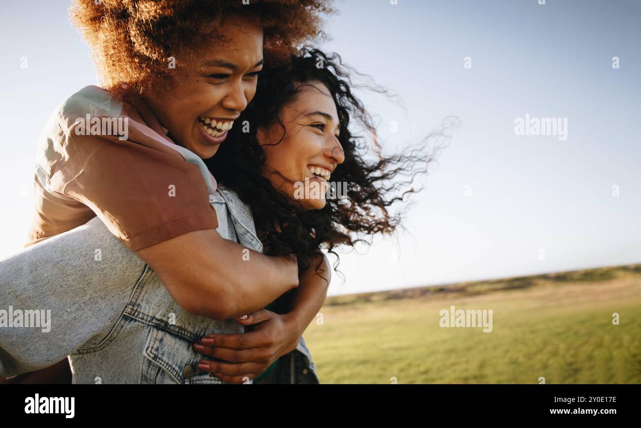 Freunde teilen einen wunderschönen Outdoor-Moment voller Lachen, Liebe und Unterstützung und bringen die Essenz von Schwesternschaft und Verbundenheit zum Ausdruck. Stockfoto